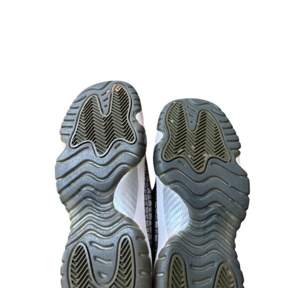 Jordan Future Mid Olive Canvas Lace Up Sneakers Size 4Y - Picture 6 of 7